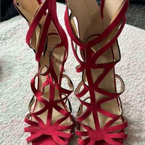 Charlotte Ruse atrapy red heels